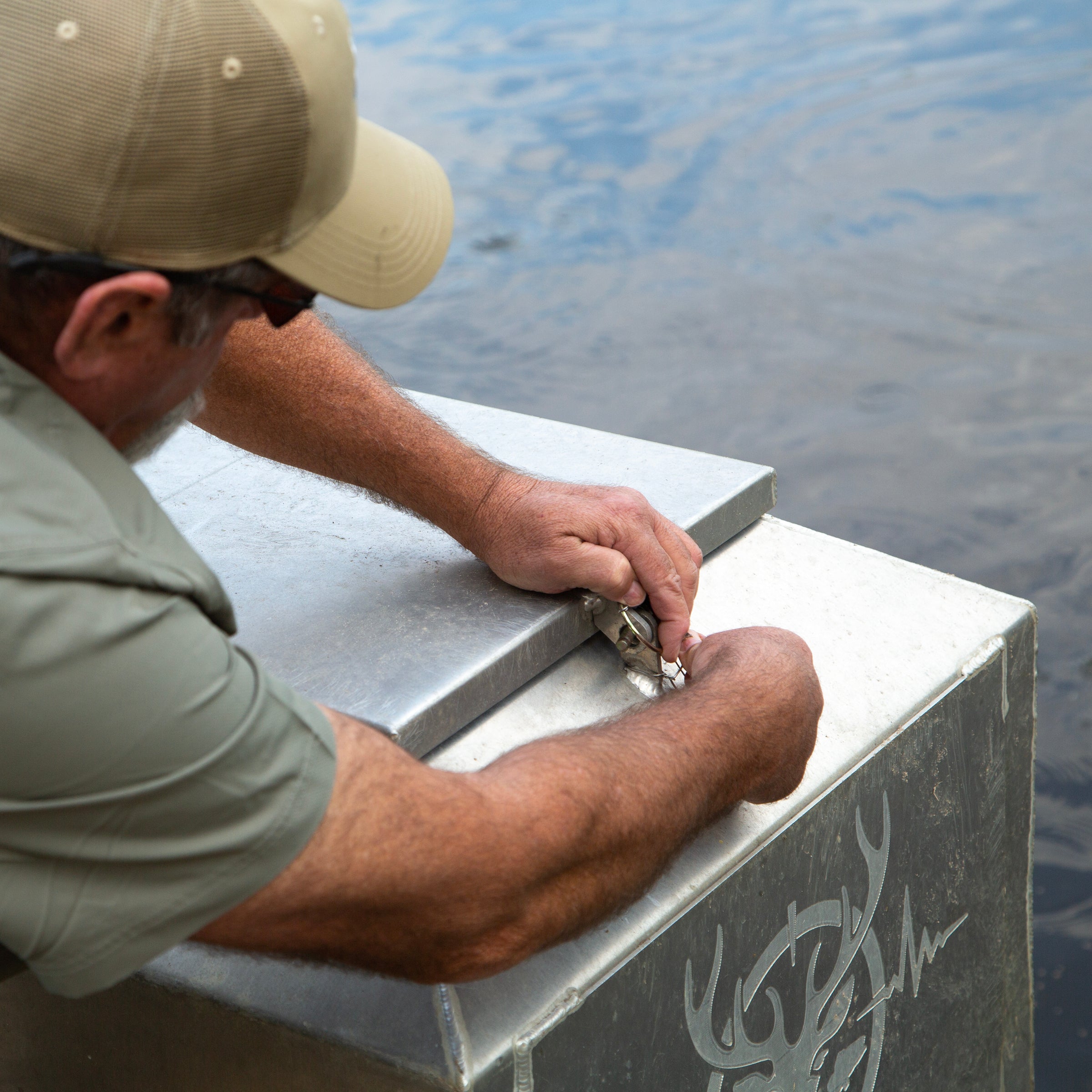 300 lb. Aluminum Floating Fish Feeder – Enhance Your Aquatic Habitat