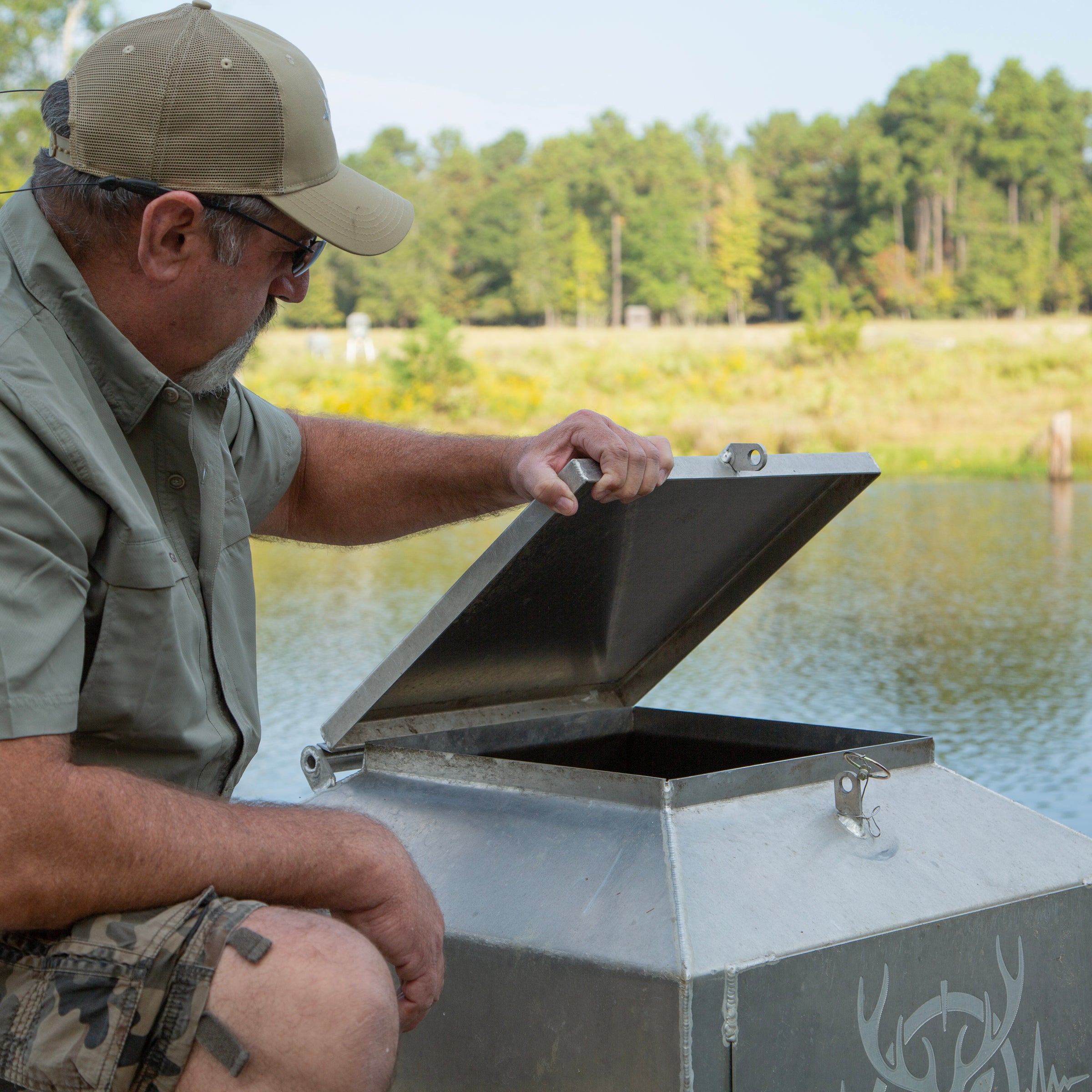 300 lb. Aluminum Floating Fish Feeder – Enhance Your Aquatic Habitat